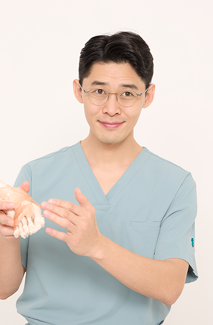 진료복을 입은 김동석 대표원장